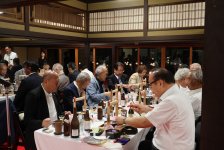 ディナーを楽しむ参加者