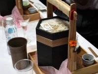 シンプルな見た目の隠し寿司はひっくり返すと豪華な具材が現れる