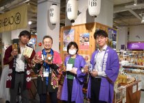 ３商工会議所の職員らが自慢の商品をアピール