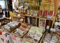 バラエティー豊かな商品が並ぶ須坂商工会議所のブース