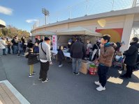 ラーメンのために並ぶ来場客
