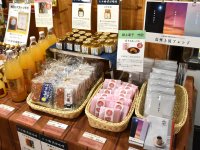 「ゆずピリ」やみそせんべい、上田産のリンゴ「真田RED」を使った菓子などが並ぶ