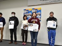 自己紹介カードを首から下げて自己紹介を行う参加者