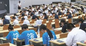 団体の部で優勝した佐賀商業高校の（左から）宮原心愛さん、山本陽菜さん、田中玲次さん