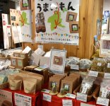 ブースにはレモンバーベナのハーブティーや専門店のコーヒーが並ぶ