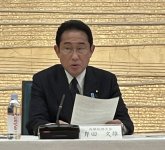 会議で発言する岸田首相