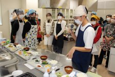 工夫した点をプレゼンする高専生