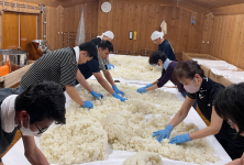 蒸した酒米を丁寧にほぐしていく