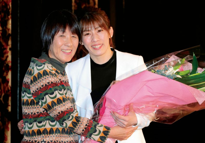 会見後、母・幸代さん（左）と笑顔で抱き合う女子レスリングの吉田沙保里＝都内ホテル
